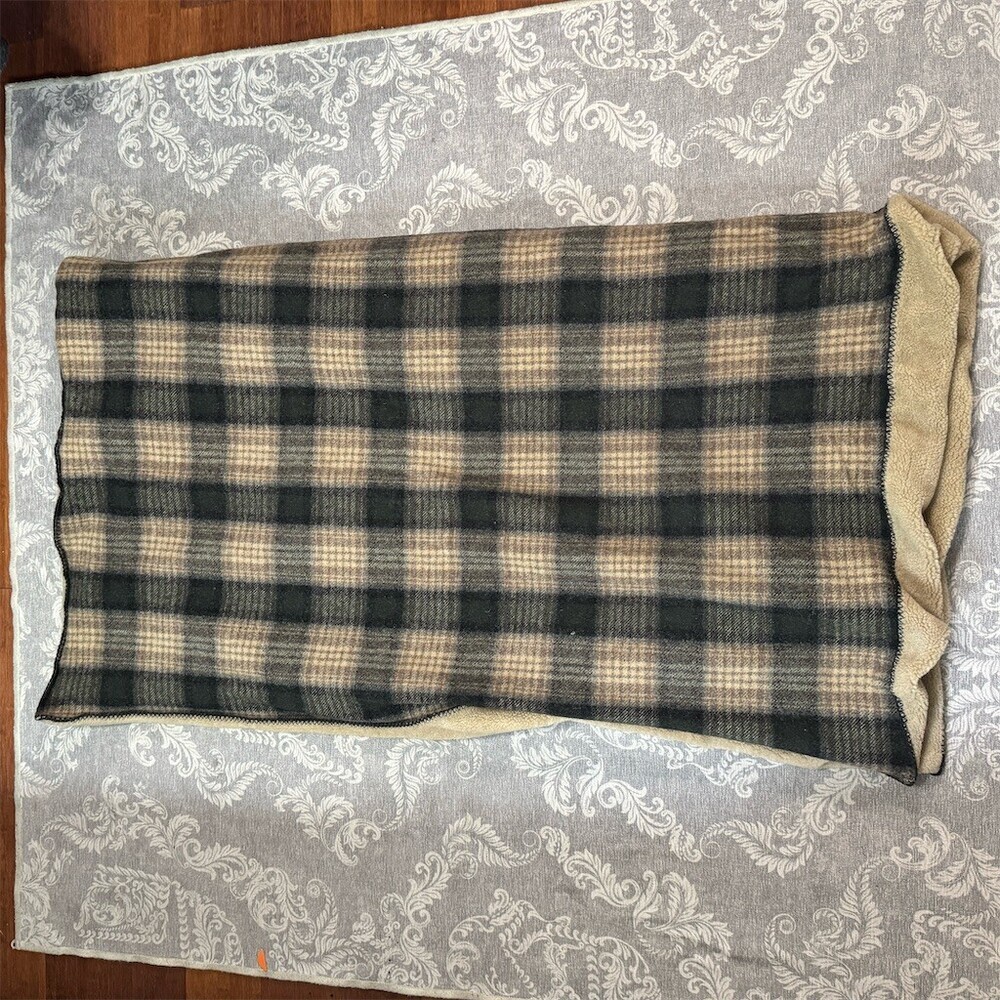 Woolrich Plaid Throw Blanket Tan & Black Reversible Sherpa Backing - Picture 4 of 5